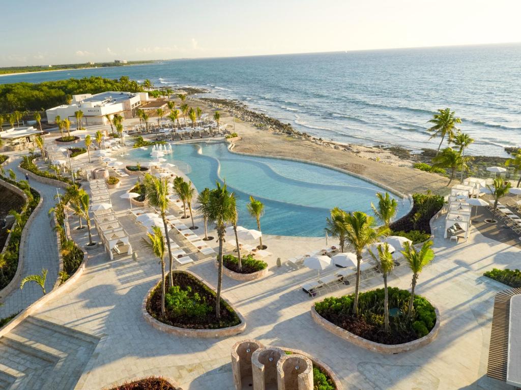 una vista aérea de un complejo con piscina y océano en TRS Yucatan Hotel - Adults Only en Akumal