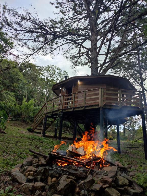 Gril dostupný pro hosty v luxury tent