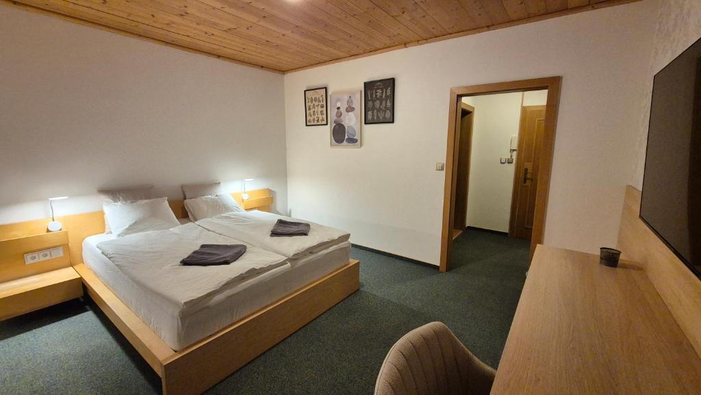 1 dormitorio con 1 cama grande en una habitación en Apartmán Kragujevská, en Žilina