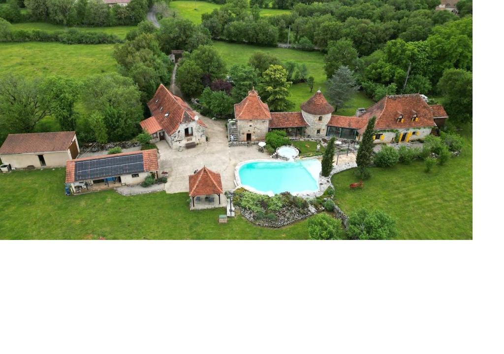 Bazén v ubytování Les gites et chambres d'hôtes du Mas de bouzou nebo v jeho okolí
