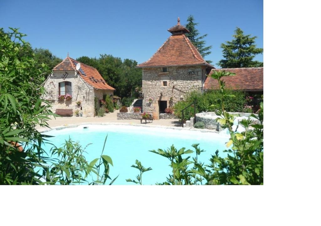 Bazén v ubytování Les gites et chambres d'hôtes du Mas de bouzou nebo v jeho okolí