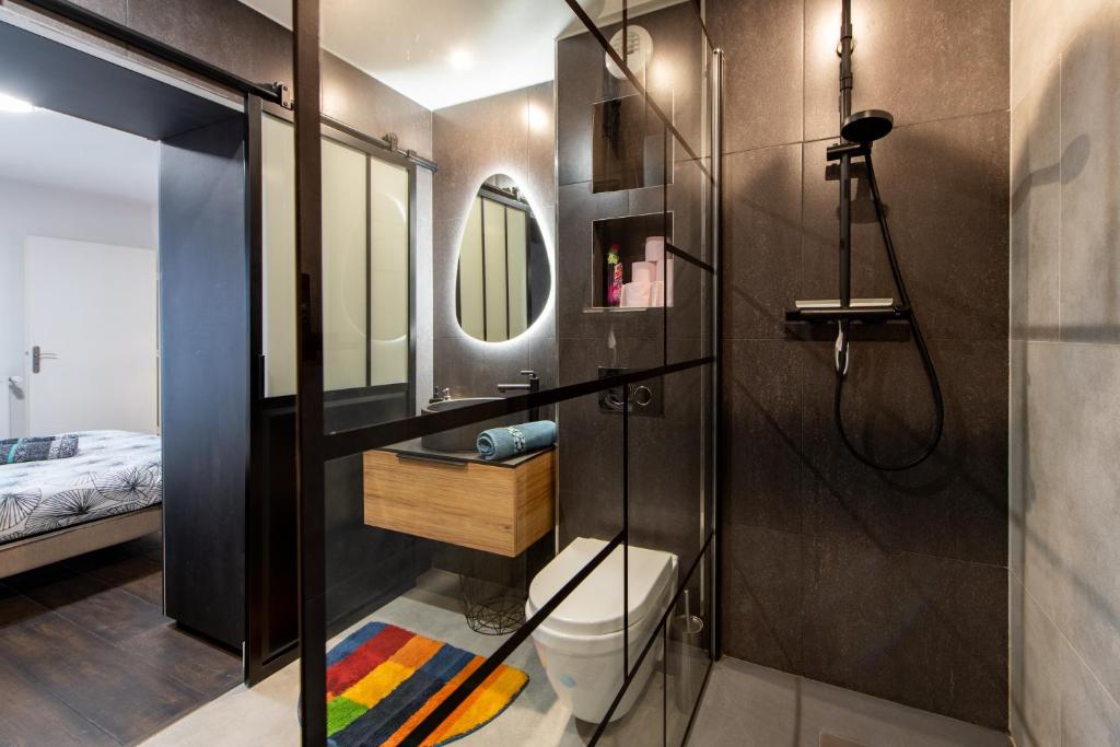 une salle de bain avec une douche avec des toilettes et un lavabo dans l'établissement Casa de Bezons - T2 de 39 m2 à 15' La Défense, proche Paris, à Bezons