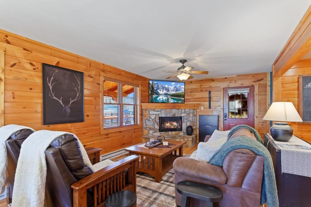 sala de estar con sofá y mesa en Big Bear Escape, en Beech Mountain