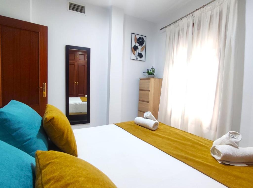Postel nebo postele na pokoji v ubytování Triana Suite