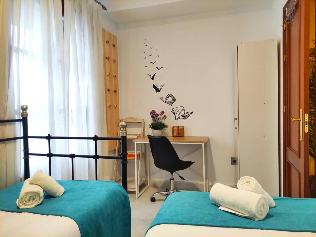 Postel nebo postele na pokoji v ubytování Triana Suite