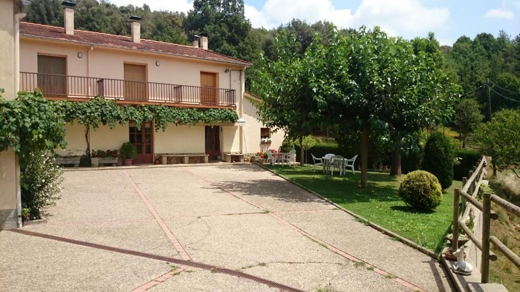 uma villa com um jardim e um pátio em La Badia em Sant Felíu de Pallarols