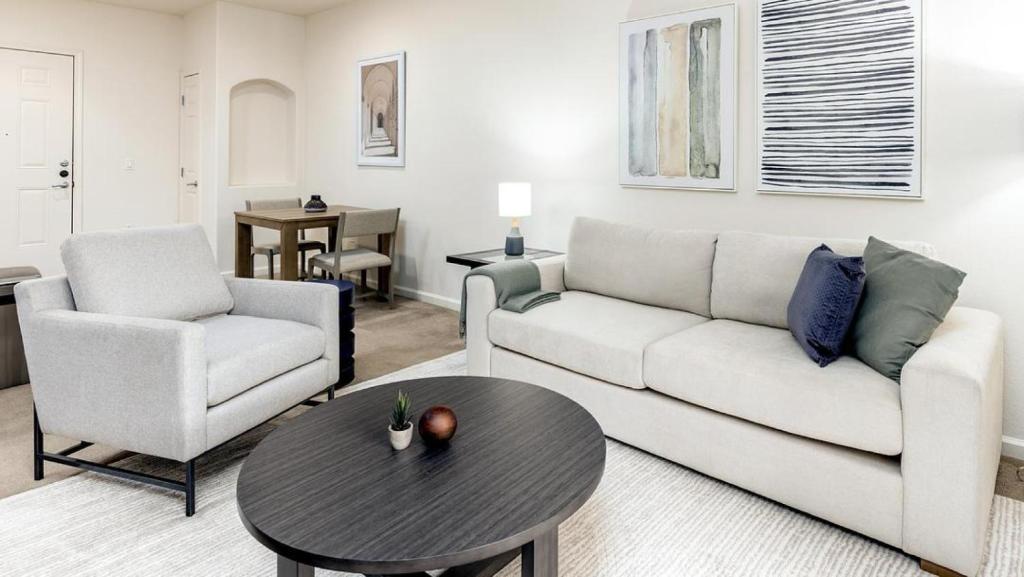 聖地牙哥的住宿－Landing Modern Apartment with Amazing Amenities (ID7594X27)，客厅配有沙发和桌子