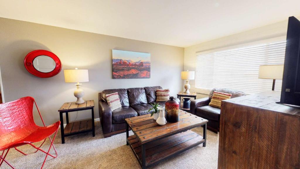 sala de estar con sofá y mesa en Downtown Cozy Home Base - Purple Sage 7 en Moab