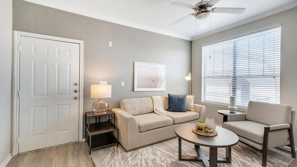 een woonkamer met een bank en een stoel bij Landing Modern Apartment with Amazing Amenities (ID7966X24) in Lewisville