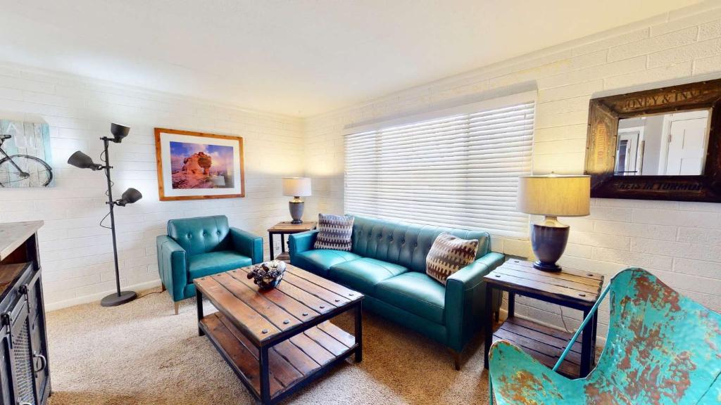 sala de estar con sofá y mesa en Downtown Cozy Home Base - Purple Sage 8 en Moab
