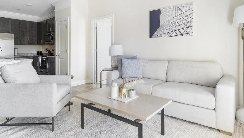 Sala de estar con sofá blanco y mesa de centro en Landing Modern Apartment with Amazing Amenities (ID1012X166), en Clayton