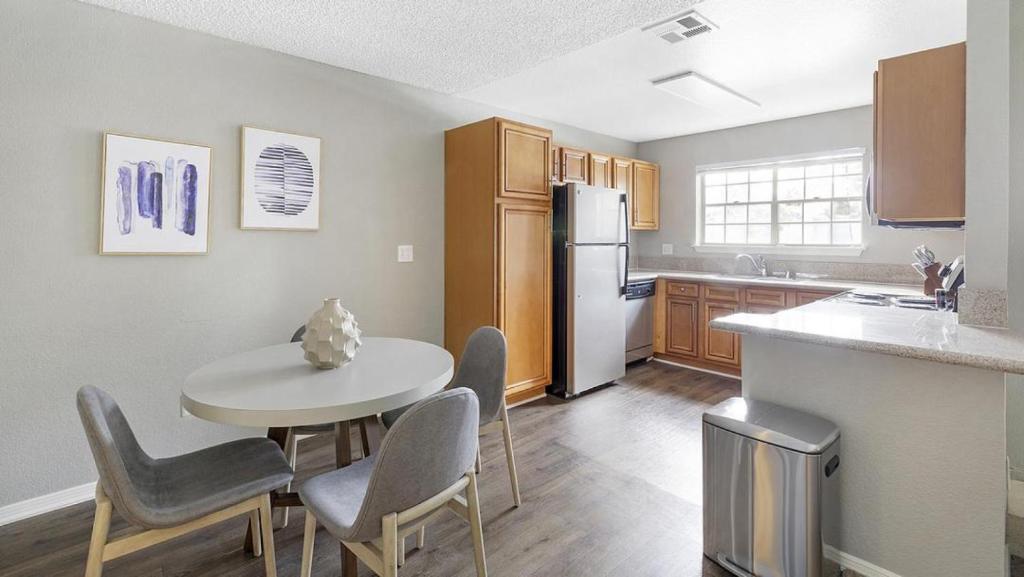 O bucătărie sau chicinetă la Landing Modern Apartment with Amazing Amenities (ID4127X27)