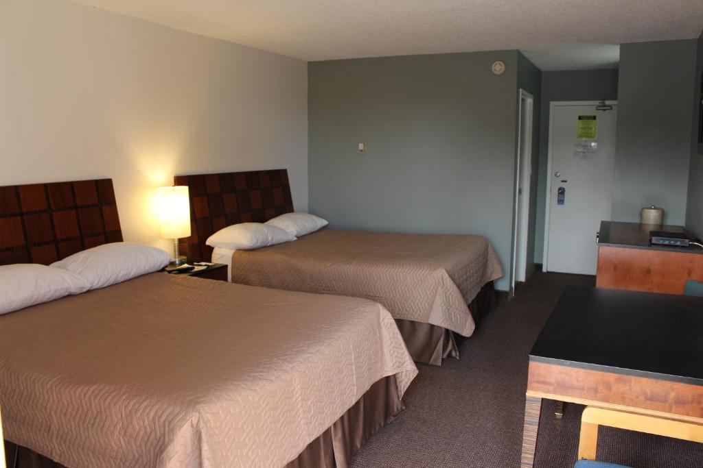 Postel nebo postele na pokoji v ubytování Travelodge by Wyndham Swift Current