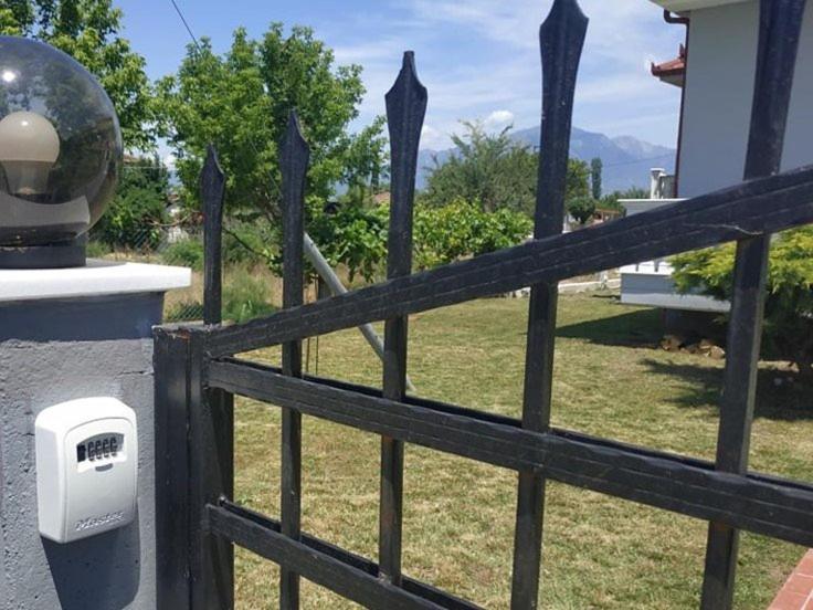 A garden outside Deppy's House κοντά στα λουτρά Πόζαρ