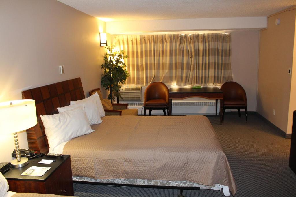 Postel nebo postele na pokoji v ubytování Travelodge by Wyndham Swift Current