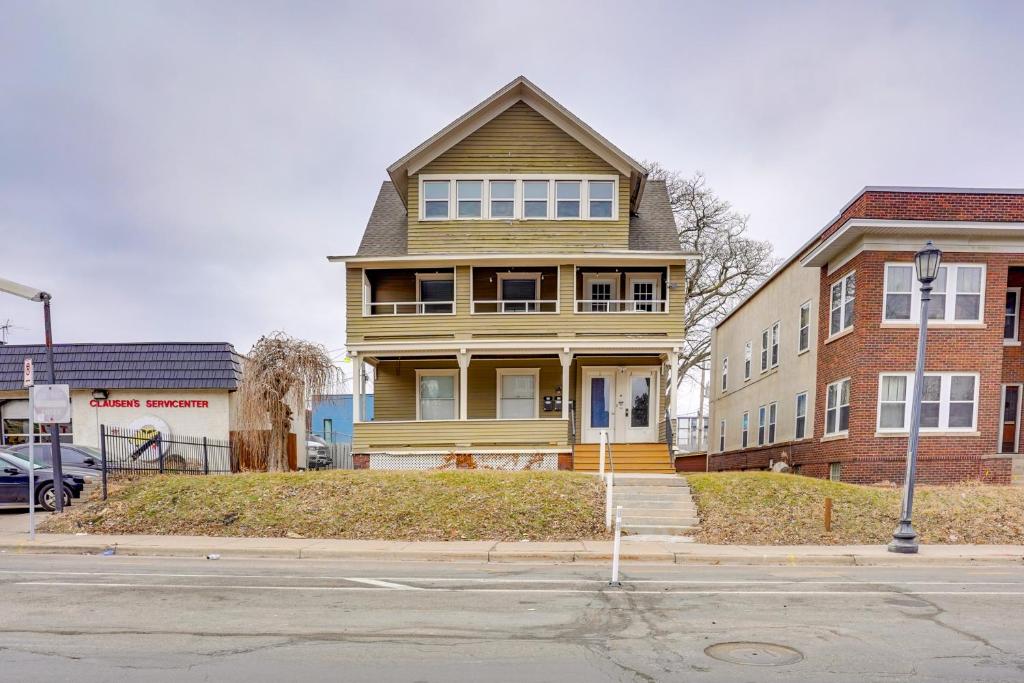 una gran casa amarilla en la esquina de una calle en Pet-Friendly Minneapolis Apartment Near Downtown!, en Minneapolis