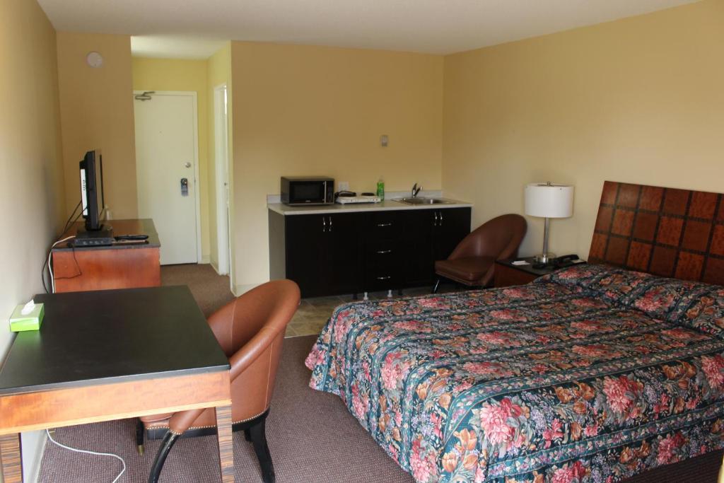 Postel nebo postele na pokoji v ubytování Travelodge by Wyndham Swift Current