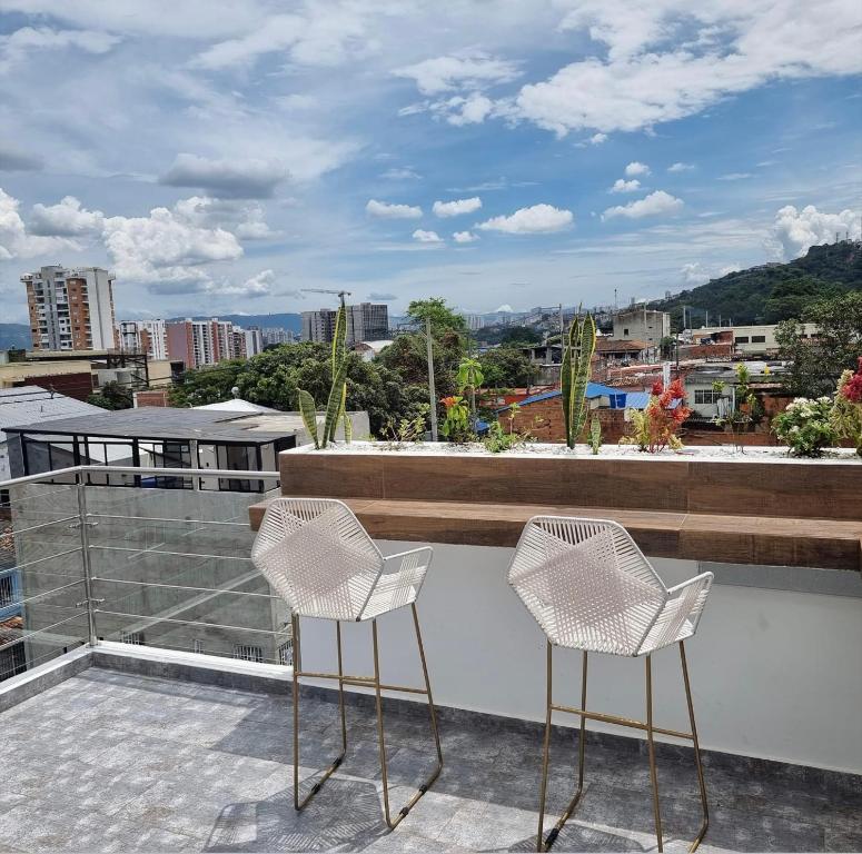 - deux chaises assises au-dessus du balcon dans l'établissement Hotel Terraza, à Floridablanca