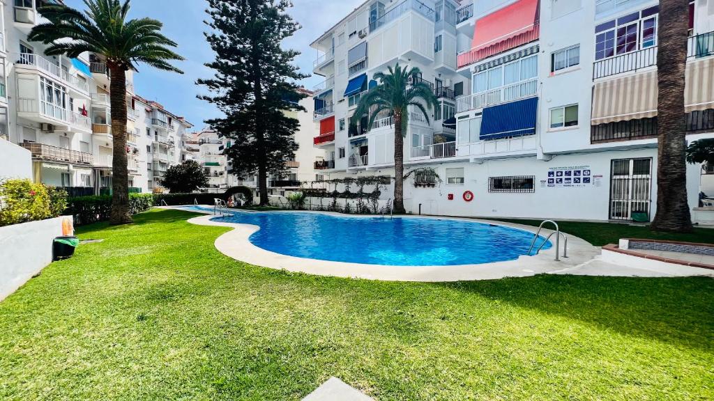Bazén v ubytovaní Estudio Costa en el centro de Nerja - South Costa alebo v jeho blízkosti