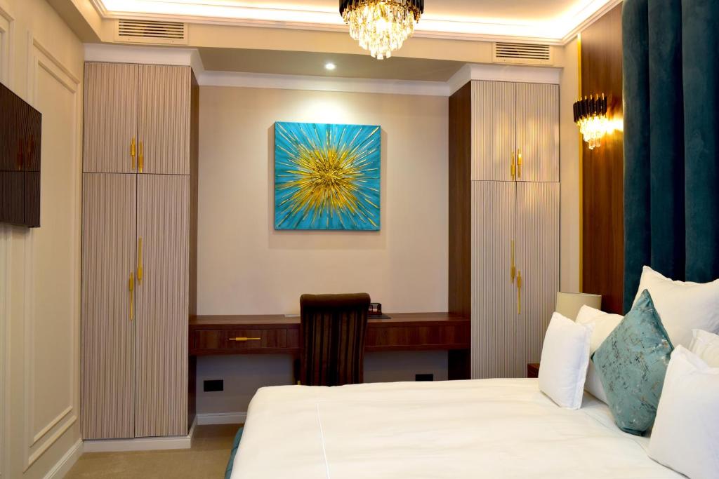 Un pat sau paturi într-o cameră la Hotel 5 Continents