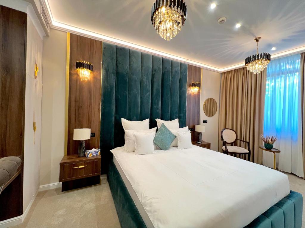 Un pat sau paturi într-o cameră la Hotel 5 Continents