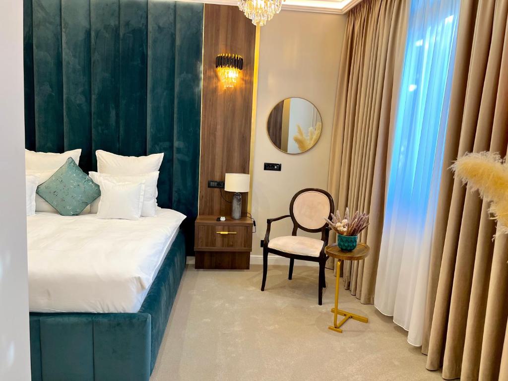 Un pat sau paturi într-o cameră la Hotel 5 Continents