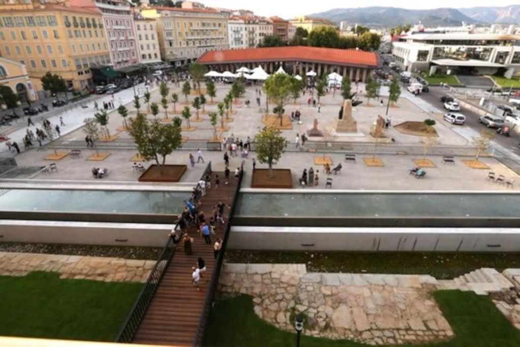 un groupe de personnes se promenant sur une place dans une ville dans l'établissement Studio idéalement placé, à Ajaccio