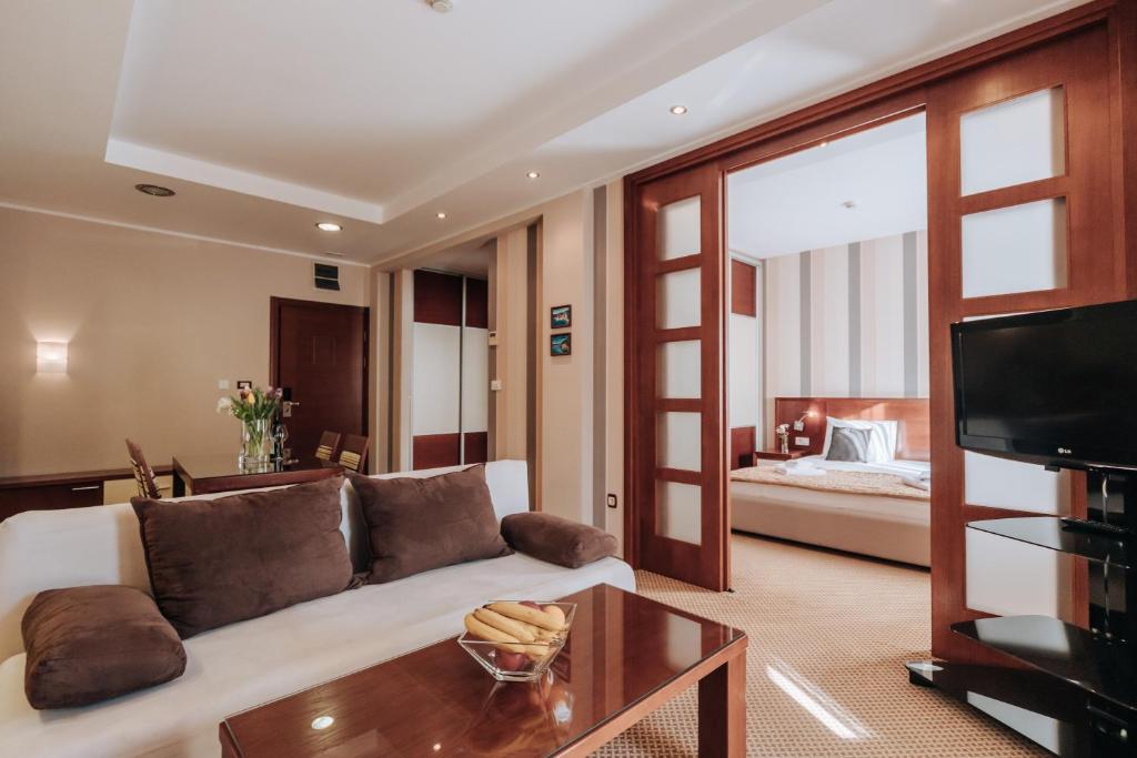 a living room with a couch and a television at Apartments Del Mar in Petrovac na Moru