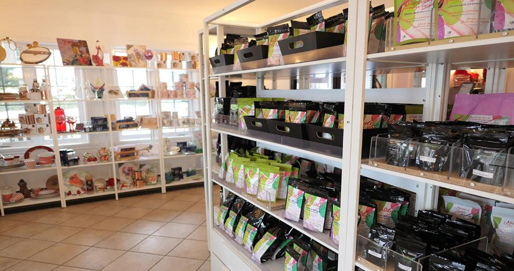 Supermarket nebo jiné obchody v  hotelu nebo okolí