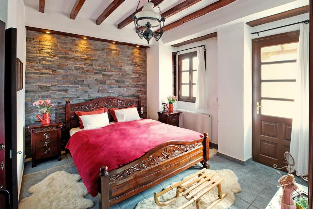 Tempat tidur dalam kamar di Αρχοντικό Ειρήνη - 4 Metsovo