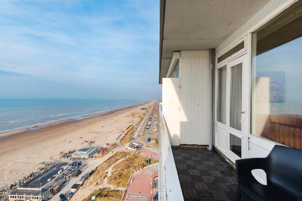 - une vue sur la plage depuis le balcon d'un bâtiment dans l'établissement Seaside, à Zandvoort
