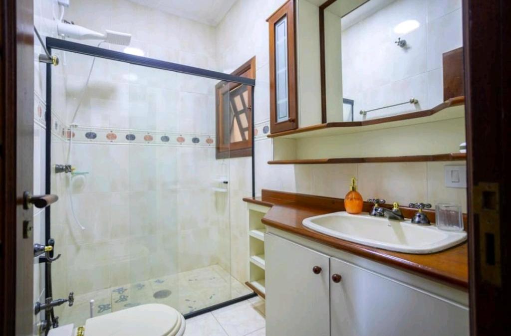 y baño con ducha, lavabo y aseo. en Boipeba Oasis Resort, en Cayru