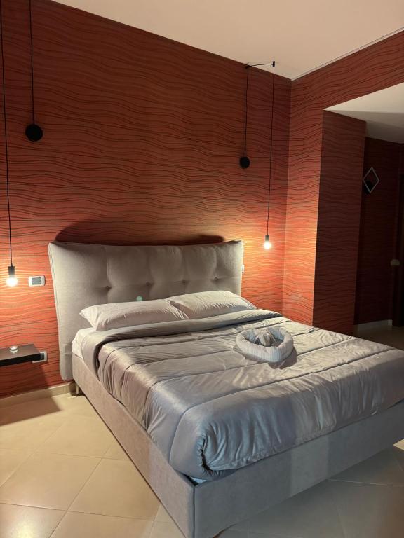 sypialnia z dużym łóżkiem w pokoju w obiekcie Maison Dante w mieście Benewent