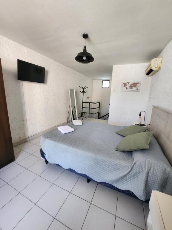 um quarto com uma cama grande num quarto em Greta Apartment lll em Mendoza