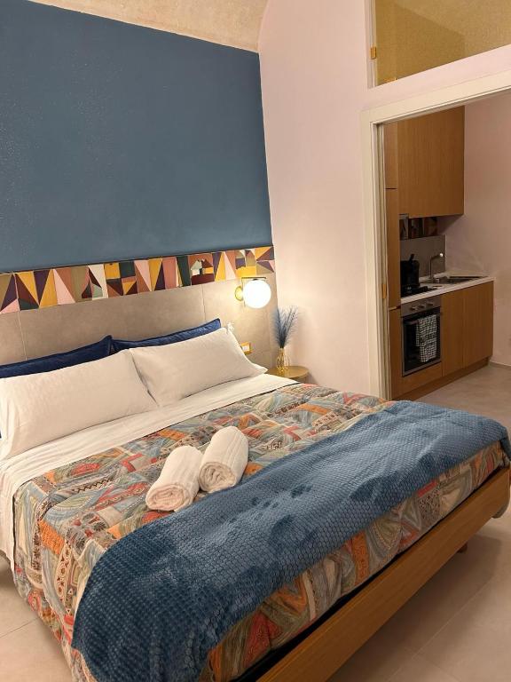 Postel nebo postele na pokoji v ubytování LOVELY & CHIC Rooms nei Sassi