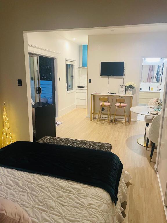 Delightful little house & Chateau Charme Suite - Resim 41