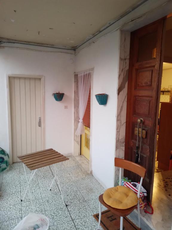 une chambre avec une table, une chaise et une porte dans l'établissement Al casale, à Capriglia