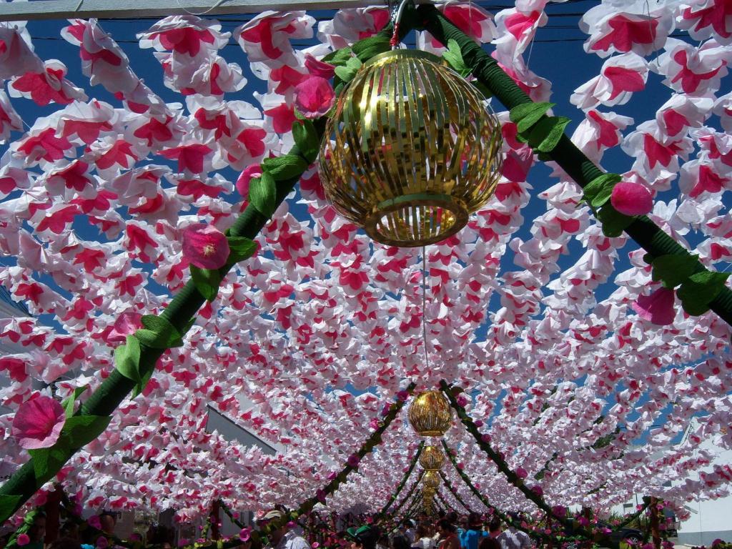 una gran lámpara de araña con flores rosas y blancas en Casa Benlindha, en Degolados