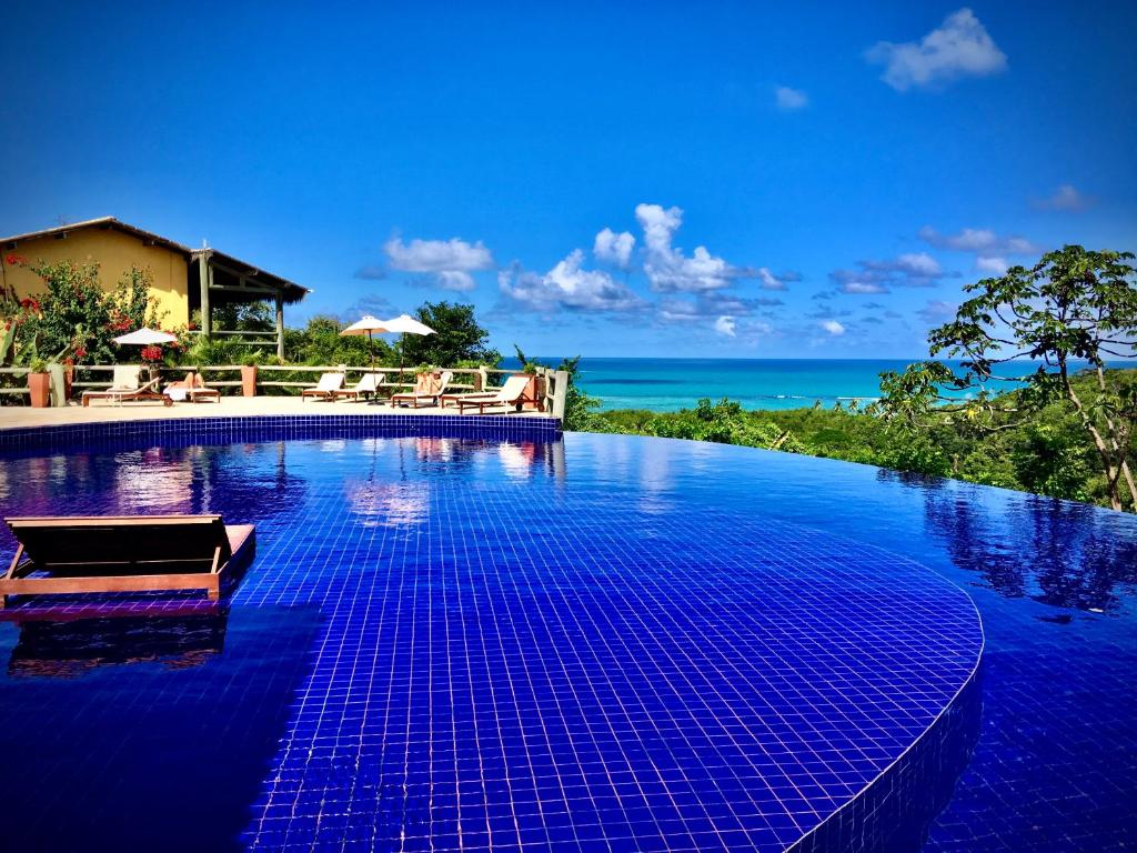 una gran piscina con azulejos azules. en Villas do Pratagy VIP en Maceió