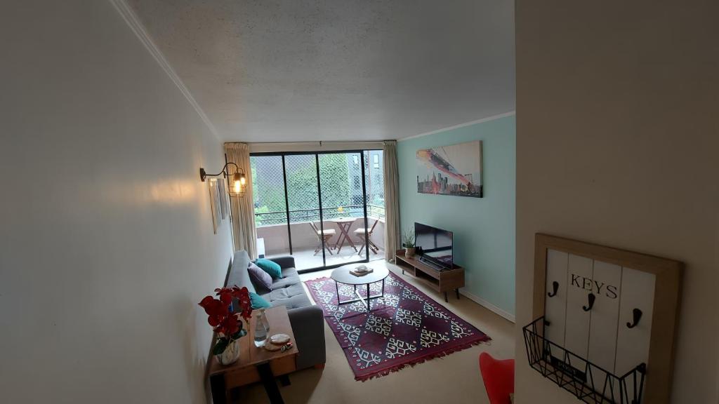 a living room with a couch and a table at Apartamento cómodo tranquilo Providencia in Santiago