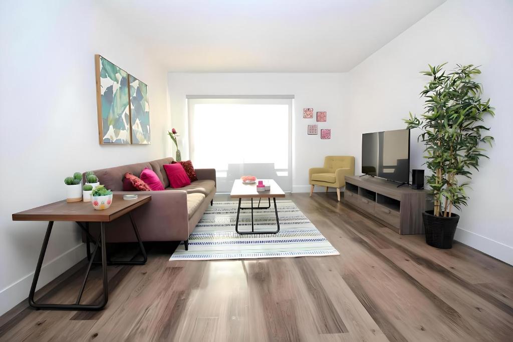 ein Wohnzimmer mit einem Sofa und einem TV in der Unterkunft Los Angeles Premium 2BR&2BT Suites with Free Parking in Los Angeles