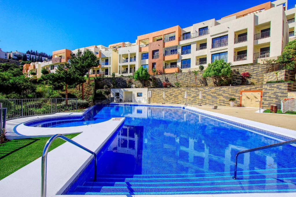 een zwembad met trappen naast een gebouw bij Los Monteros Penthouse with Panoramic Sea View in Marbella