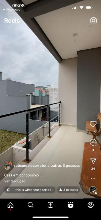 - une vue sur un balcon d'un bâtiment avec une valise dans l'établissement Casa na zona sul de Porto Alegre, à Porto Alegre