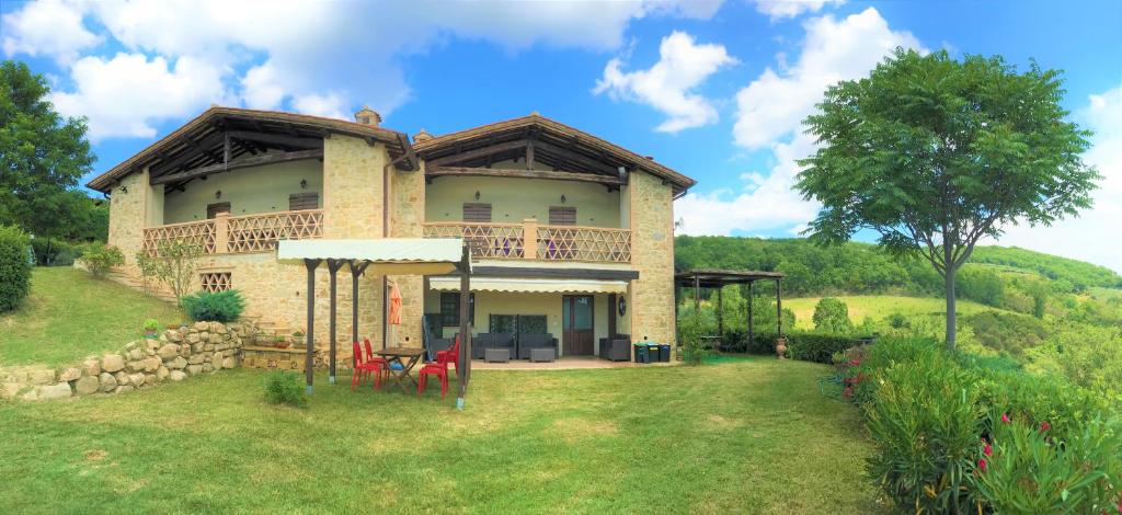 a large house on a hill with a yard at Villamari Nature&Rest farm in Gualdo Cattaneo