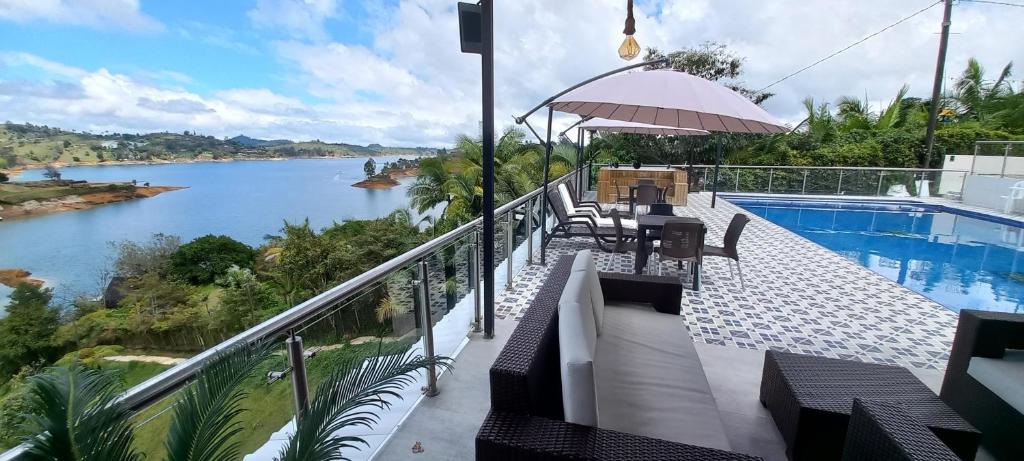 een balkon met uitzicht op een rivier bij HOTEL MIirador Cielo Blue in El Peñol