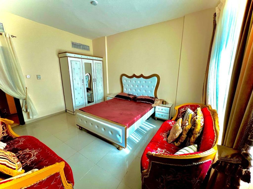 una camera con un letto e due sedie di Daniel TRYP a Sharjah