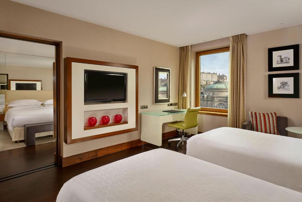Postel nebo postele na pokoji v ubytování Sheraton Grand Hotel & Spa