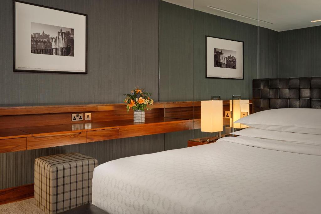 Postel nebo postele na pokoji v ubytování Sheraton Grand Hotel & Spa