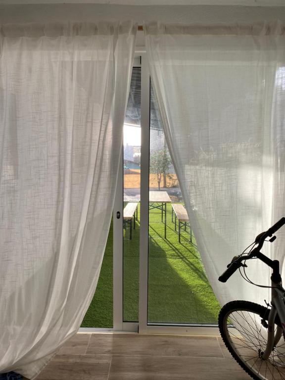 una bicicleta estacionada junto a una ventana con cortinas en Casa “Doña Gloria”, en Los Llanos de Aridane