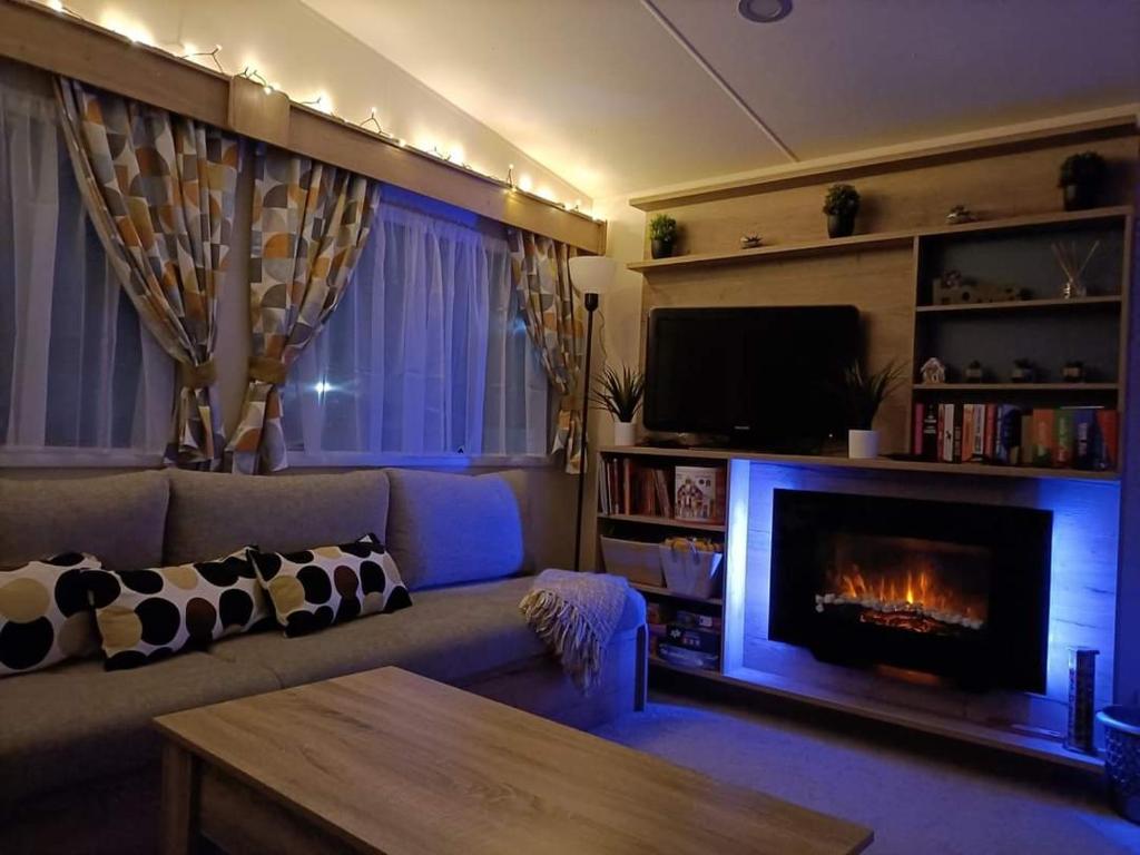 Televiisor ja/või meelelahutuskeskus majutusasutuses Emi's Caravan